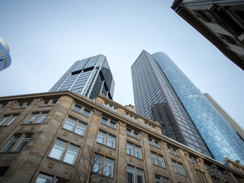 low-angle-shot-high-rise-skyscrapers-clear-sky-frankfurt-germany_181624-6859